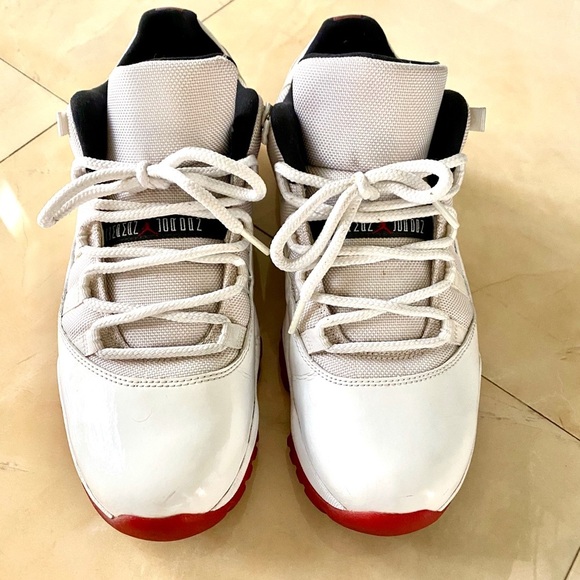 Jordan's size 10.5 - Picture 4 of 6